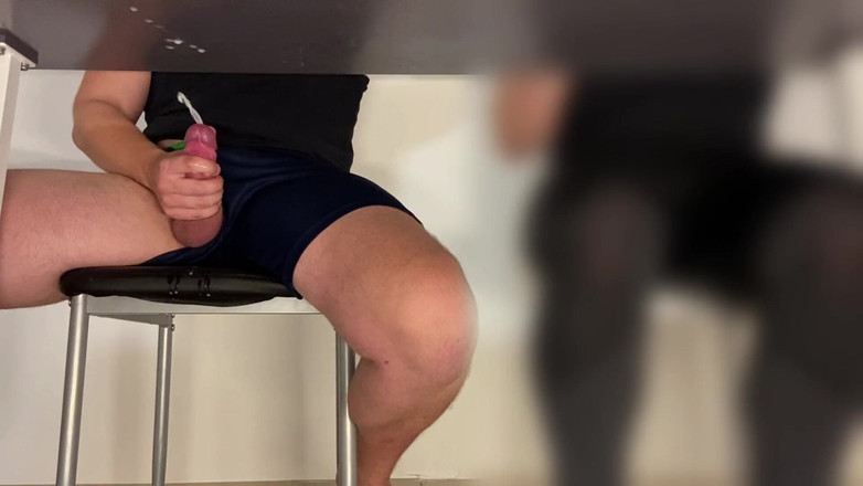 Lucas Nathan King: Okul masasının altında büyük boşalma | Okulda mastürbasyon