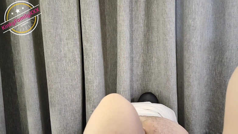 KinkyFamily: La Maîtresse Baise Son Mari Esclave Avec Les Pieds Dans...