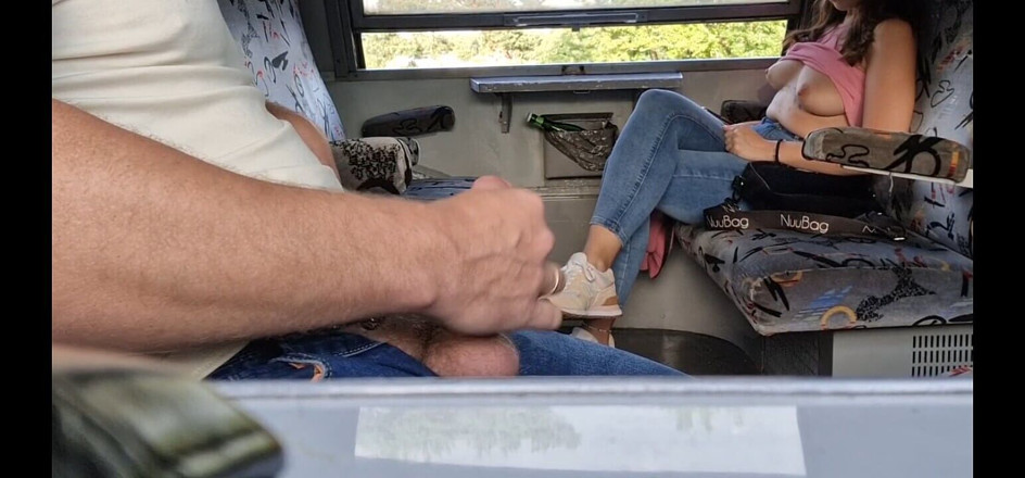 JonDickFlash: 기차 낯선 사람이 자위하는 모습을 보며 젖탱이를 보여주는 딕플래쉬