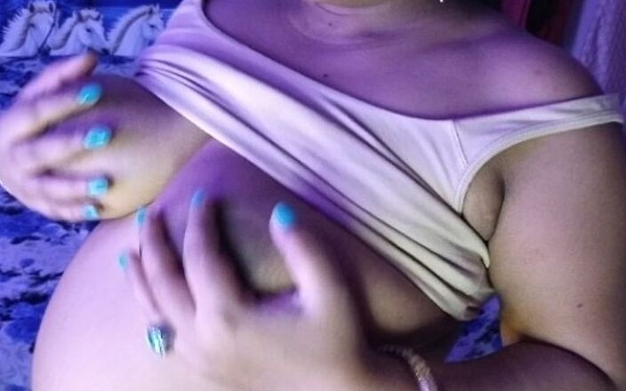 HotGirl21: 女孩在网上做爱变得很热辣，通过抓住她仆人的鸡巴裸体，让她做爱。