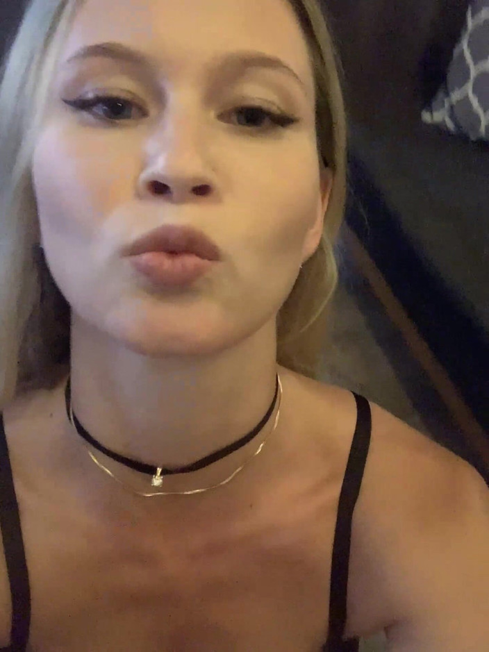 Stella Cardo: Praticare sport da una bionda sexy, vista dal basso