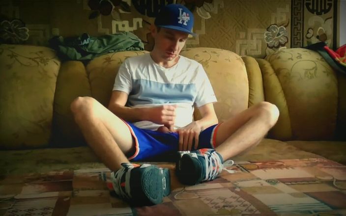 Sneakersmax98: Thủ dâm mặc quần áo trong giày thể thao skater osiris...