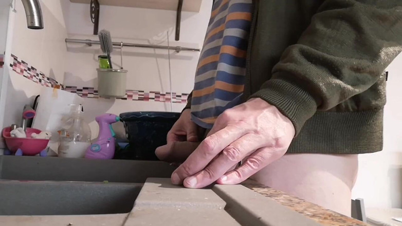 Rafael Torreano: Masturbare, ejaculare și pișare în chiuveta din bucătărie