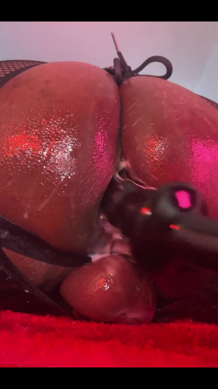 DipsoDeep: Femboy koni şeklinde dildo ile deliği açıyor