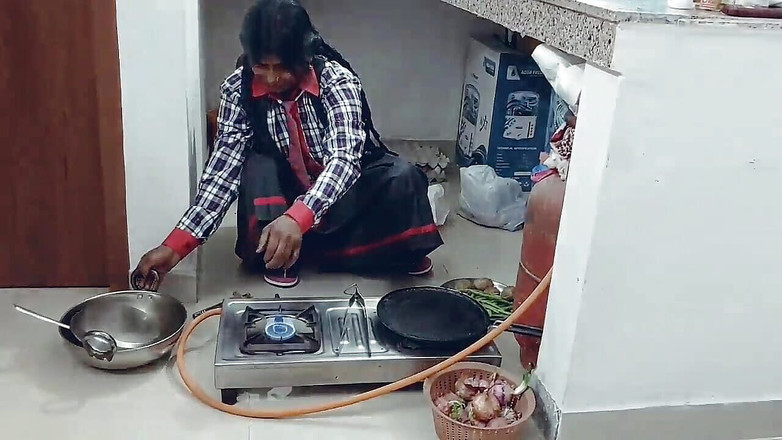 Hotty Jiya Sharmaa: Сексуальна зведена сестра і незайманий молодий 18+ хлопець грають у секс-гру на кухні, коли мачухи не було на кухні, повний фільм