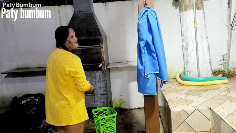 Paty Bumbum: Can Picker Shows Her Pussy to Get Reward
