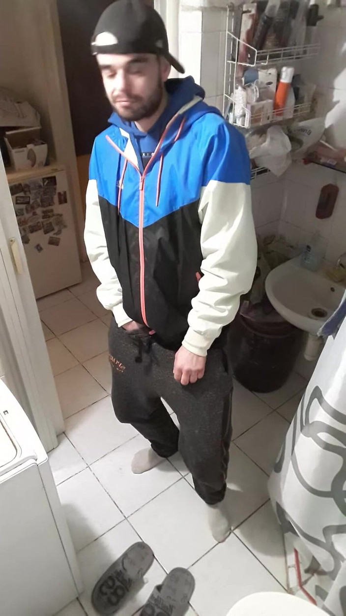 jerkofflover: Я дрочу своєму колишньому хлопцеві у ванній, тому що він заснув і не було кому мені дати