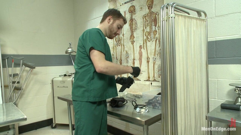 Men on Edge: Carter West被两个医学检查并