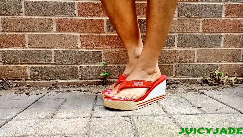 JasmineJade: Små asiatiska fötter i röda klackar flip flops