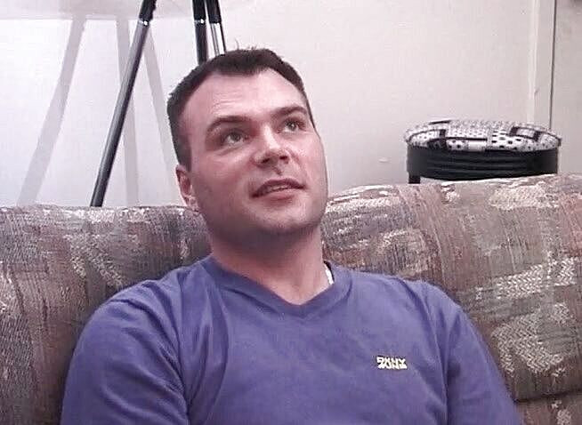 Bareback TV: オタク男は彼の穴で犯されます