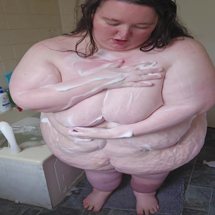 SSBBWLadyBrads: SSBBW Goddess Bathe on Bath Side