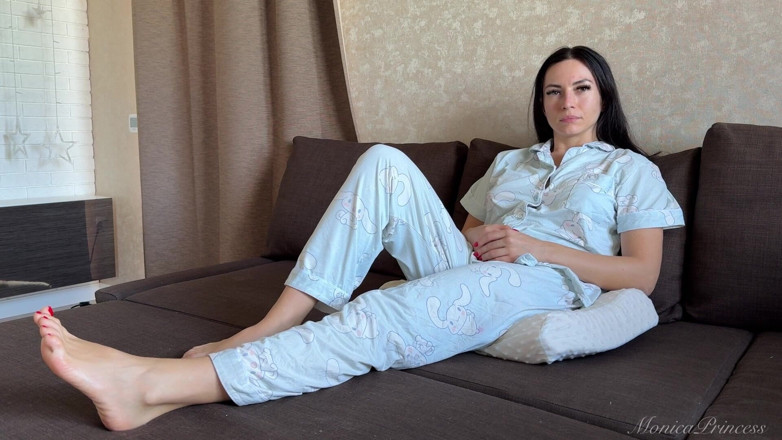 Princess Monica: ตดในชุดนอนบนหมอนขณะนั่งบนโซฟา