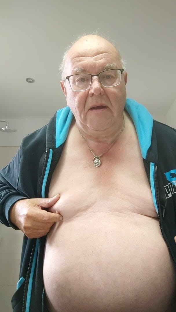 Karlchengeil: Scheren en mijn tieten laten zien voordat ze zich aankleden