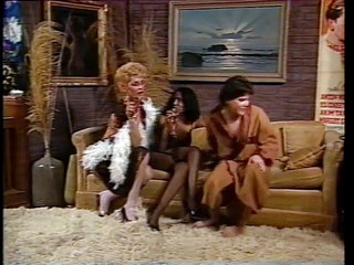 Hot Sex Party: Adam sarışınların amını arkadan sikiyor ve kadın zencinin amını yalıyor