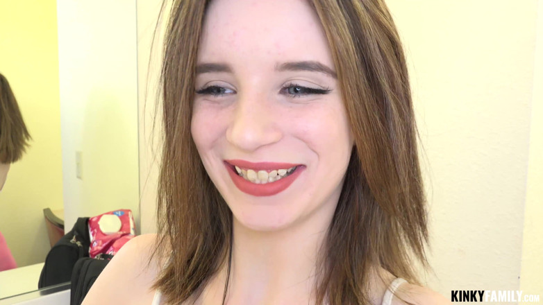 Kinky Family: Follando hermanastro para un vlog