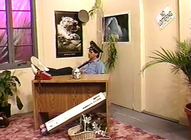 Hooters Entertainment: Härlig brunettbrud med stora tuttar plöjs i hennes båda hål