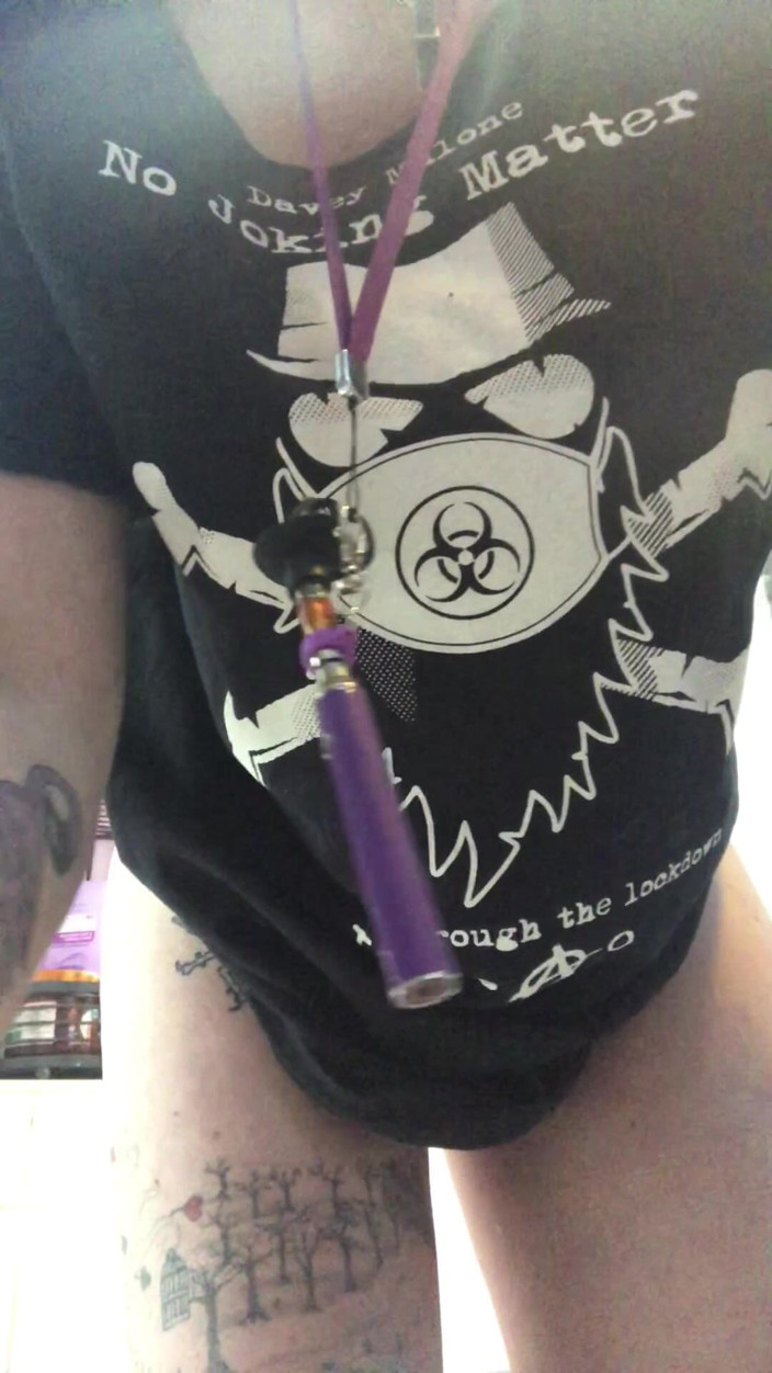 Pissing Paradise: Aku lagi asik kencing di kaki jenjangku