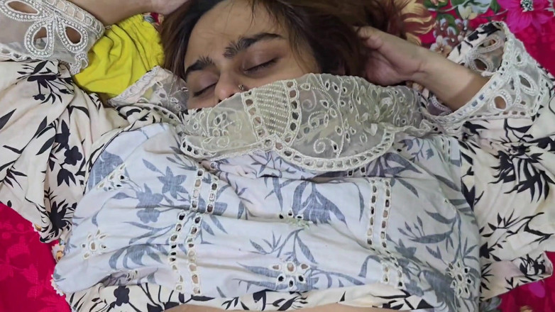 Faryal: Dívčí kundička