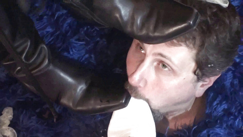 Femdom Austria: Khuôn mặt bị gạch ngang xuống đất