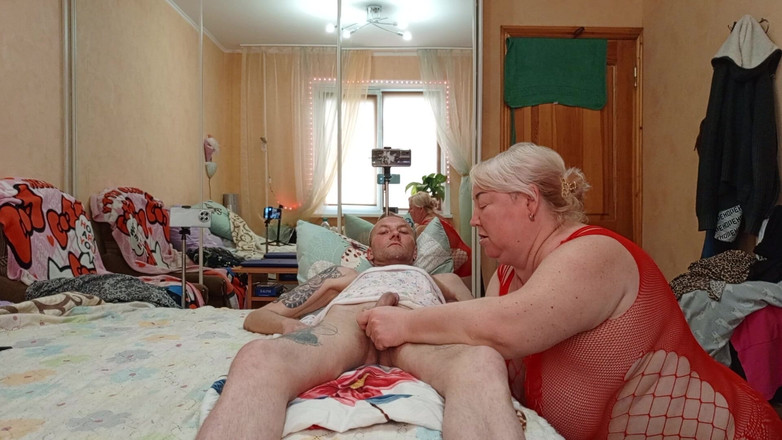 Zona901: Голодна до сперми свекруха зливає яйця і ковтає густу сперму