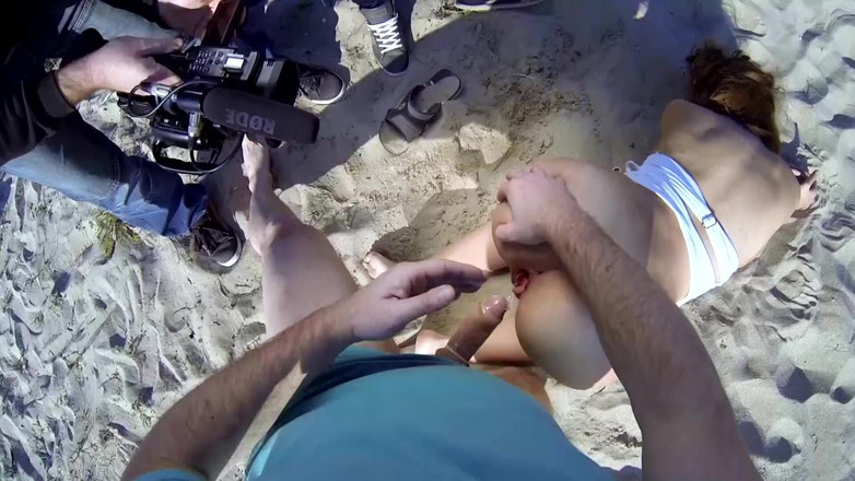 Bananas with Melons: 肮脏的海滩场景04情侣在热沙上享受