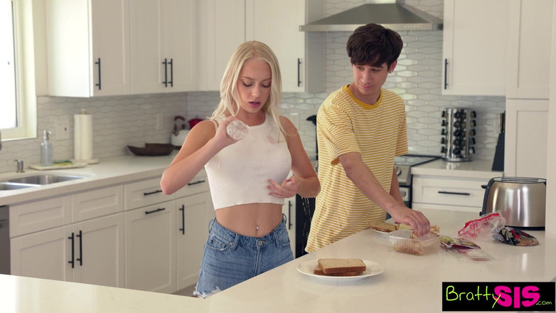 BrattySis: Kızgın üvey kız kardeş