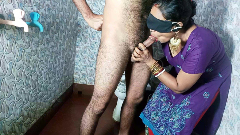 FireeCouple: 继母抓到摇晃胸罩内裤公鸡，然后在浴室里被干 - 清晰印地语中的色情内容