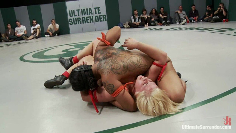 Ultimate surrender by Kink: Zranění jsou součástí sportu, &amp; sport je, neseskriptovaný wrestling může být