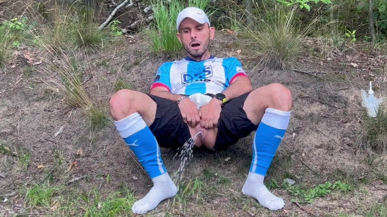 Werther1: 欲火中烧的足球运动员男性阴户户外训练，在足球ki中射精和牛奶灌肠