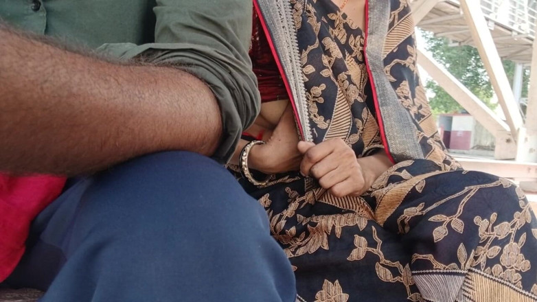 seema: Bhabhi tiene sexo en la estación de tren