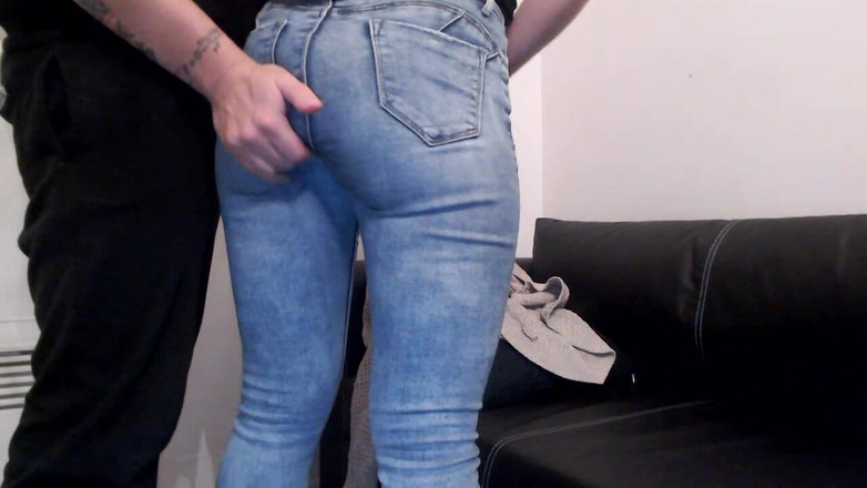 MagicStas: Cur amator pipăit și pizdă futută cu degetul în blugi albaștri