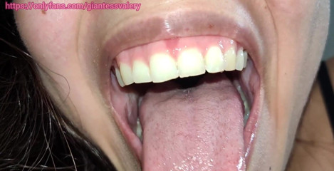 Giantessvalery: Looks like a found a tiny snack!