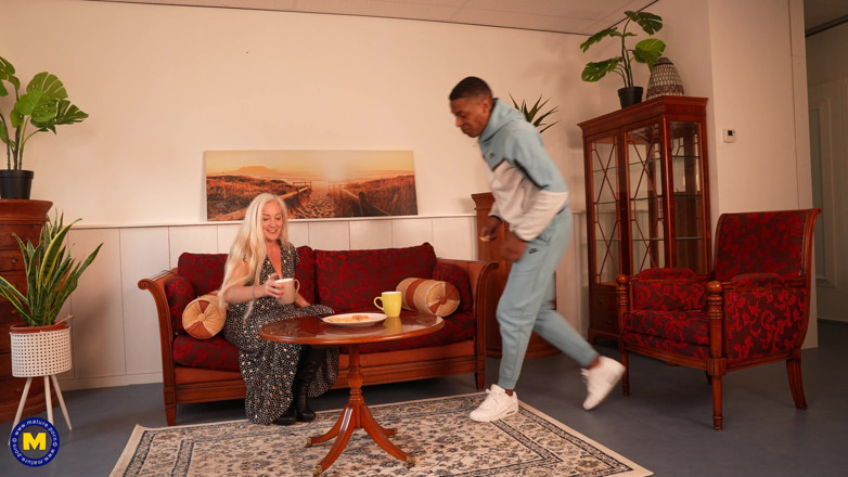 Mature NL: 배다른 아들의 베스트 프렌드에게 따먹히는 음란한 네덜란드 밀프 Lexxie Wilde