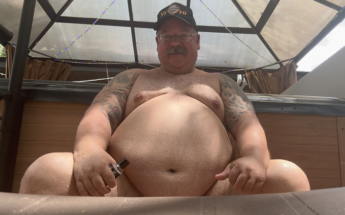 Hand-Free-Daddy-Chub: Kawan baik berbogel dan memancut mani semasa mengangkat berat semasa...