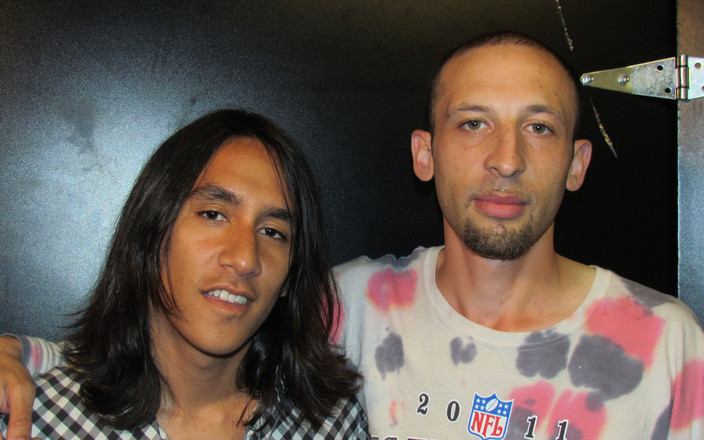 Gay Guys: Pasangan panas lelaki cantik mengongkek pantat mereka di bilik hitam