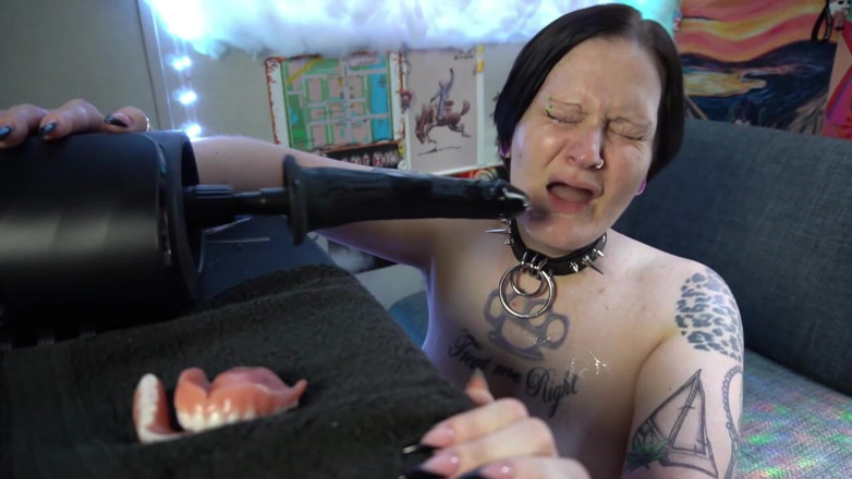 GothBunny6669: Con đĩ goth lấy răng ra để đụ mặt ướt chảy nước bởi máy