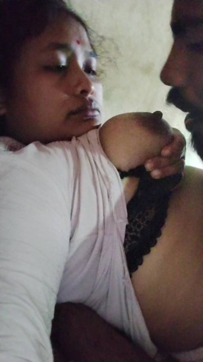 Mg3947731: Indická milfka s obrovskými prsy svléká sárí choli a šuká s...