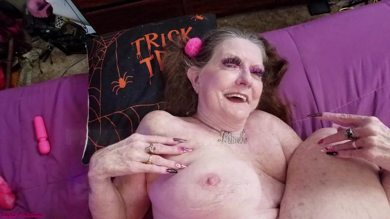 Sexy Sandra N Sir Christopher: Рожева і чорна бімбо бабуся трахає повію