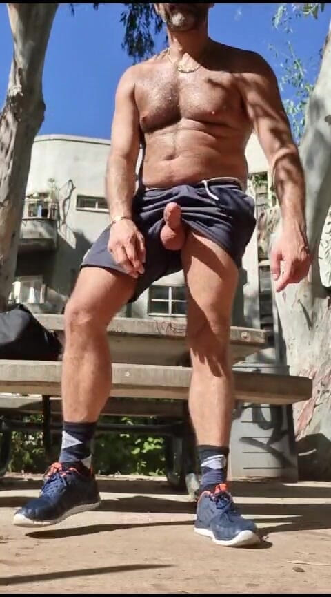 Zack f: Adam sunny day halka açık parkta sikini vurdu