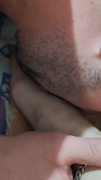 내 보지가 존나게 젖을 정도로 내 발 뒤꿈치를 빨아