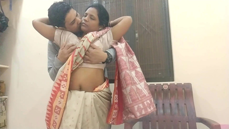 Popmini: भारतीय कामुक यह प्रोफेसर घर पर छात्र के साथ सुंदर साड़ी में हॉट सेक्स करता है