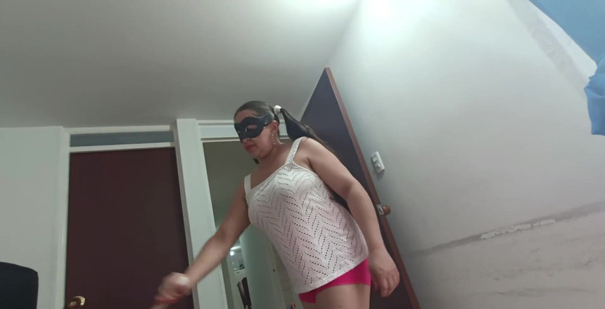 Valery Saenz xxx: Angajata de serviciu suge pula și înghite sperma șefului ei în schimbul unei măriri...