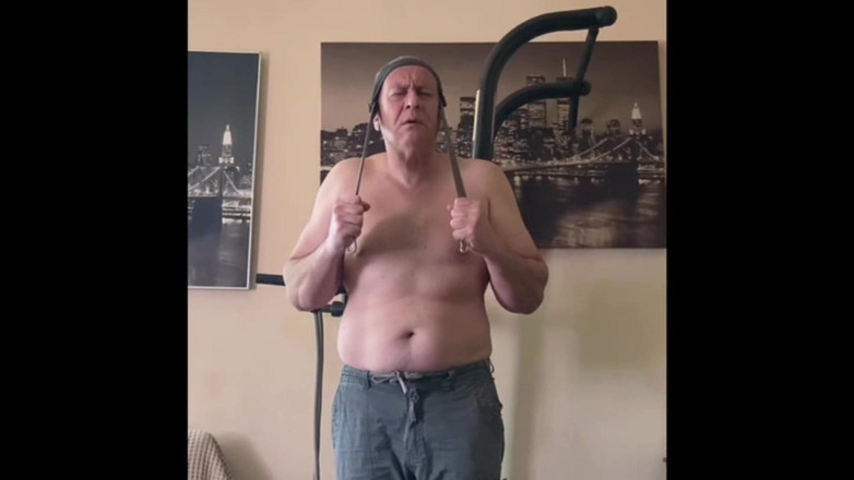 Alex Art: Lelaki kuat melancap selepas latihan