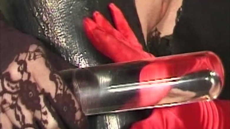 ORGASMX: 페티쉬 여성은 자신의 보지를 따먹습니다.