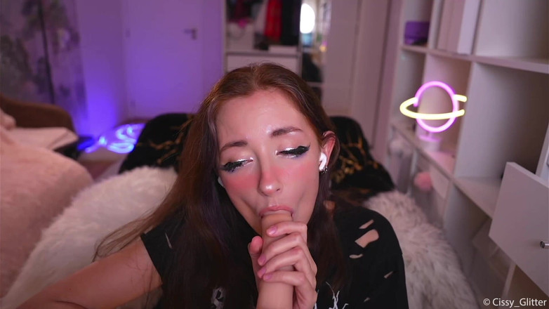 Cissy Glitter: Ahegao口交和阴户操逼