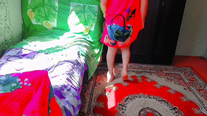 Kitty_Cross: Une femboy sexy danse sauvage sous une lueur de néon...