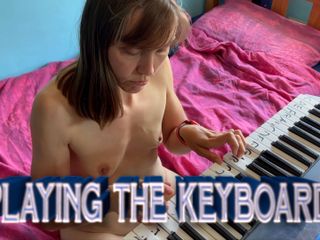 Wamgirlx: Tocando o teclado nu