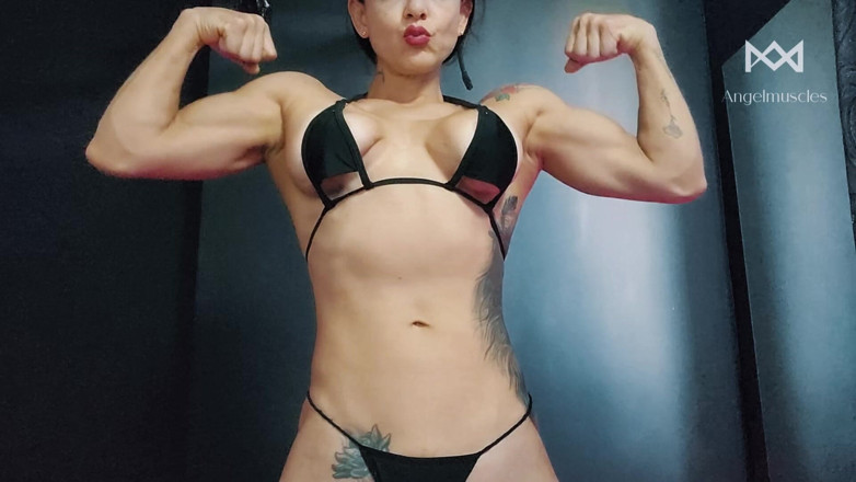 Angelmuscles: Umięśnione bicepsy i żyłkujące mięśnie na widoku