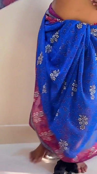 Tamil tia sem blusa com bunda grande, ao lavar calcinha da blusa, então ela chupou meu pau e me fodeu