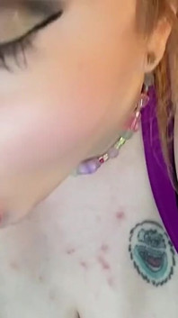 Schizzi dildo esplode in faccia